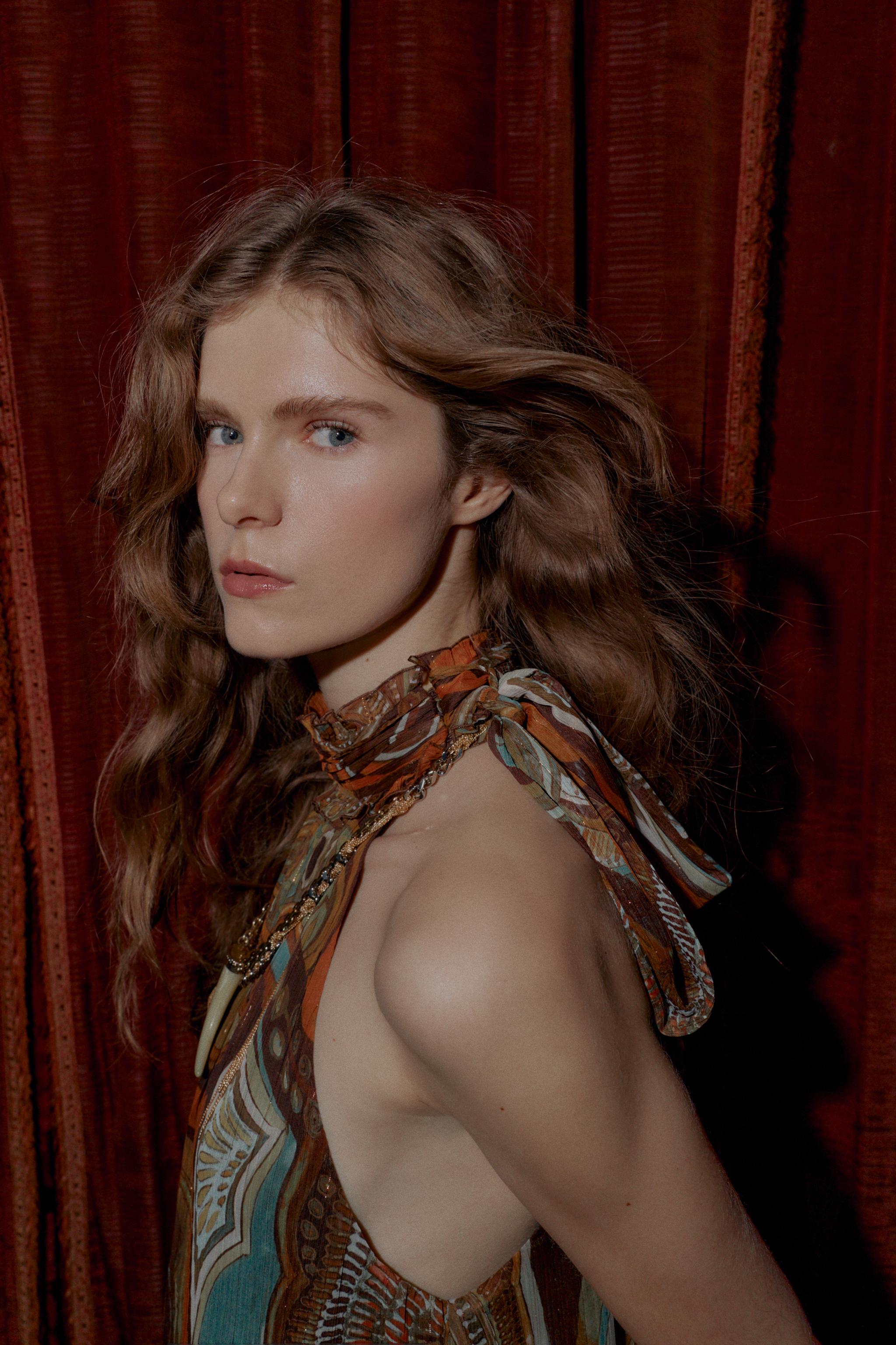 TOP ASYMÉTRIQUE IMPRIMÉ AVEC FIL MÉTALLISÉ